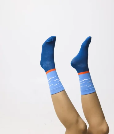 Zilas zeķes ar jūru un kaijām, Jūra