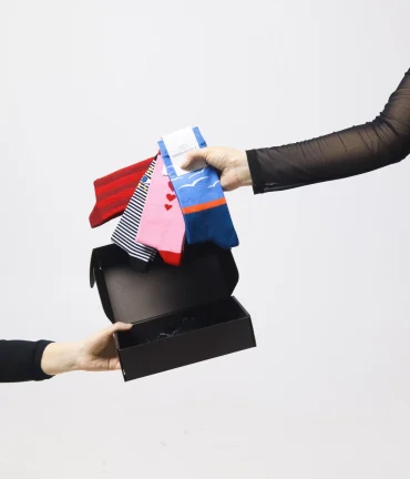 Zeķu dāvanu komplekts, krāsainas zeķes, Latvijā radīts dizains