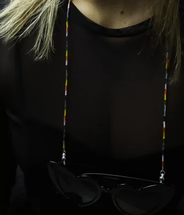 Krāsaina briļļu ķedīte