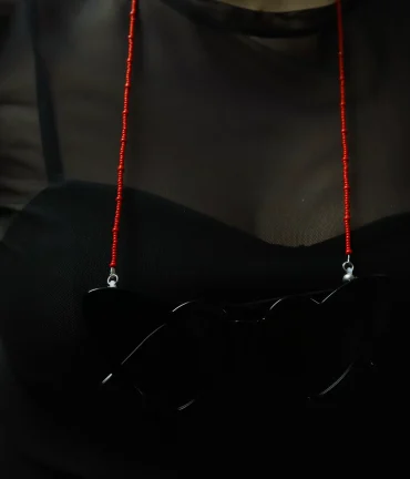 Sarkana briļļu ķēdīte