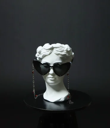 Brīļļu ķēdīte ar sarakanām stikla lāsītēm