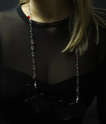 Briļļu ķēdīte ar sarkanām stikla lāsītēm