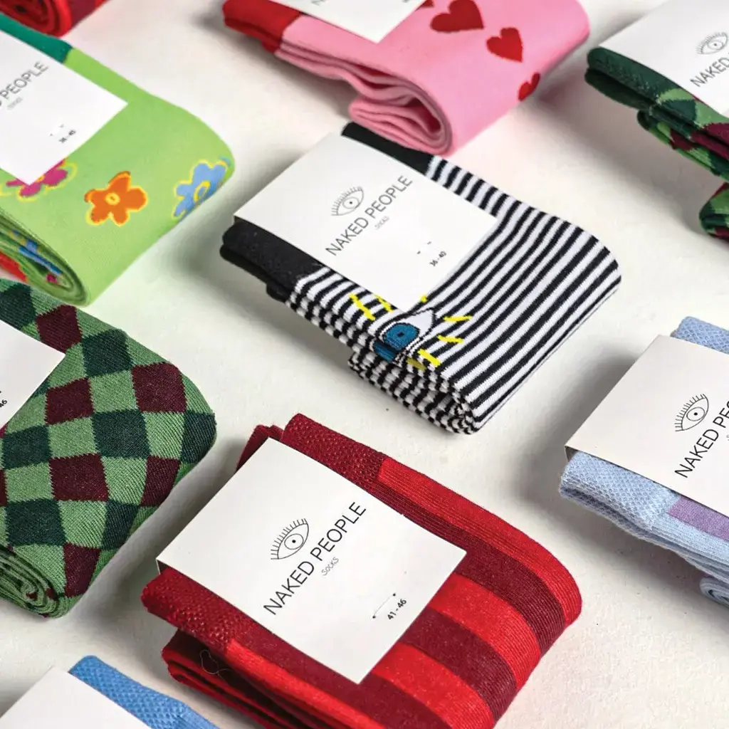 Latvijā radīta dizaina krāsainas zeķes