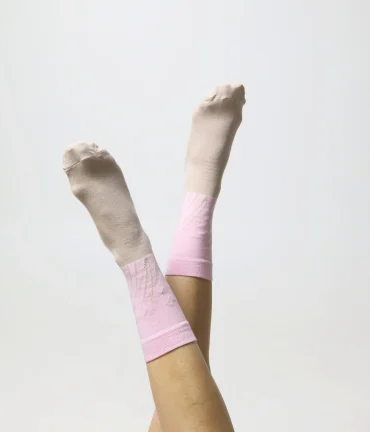 Rozā dizaina zeķes Kāpa