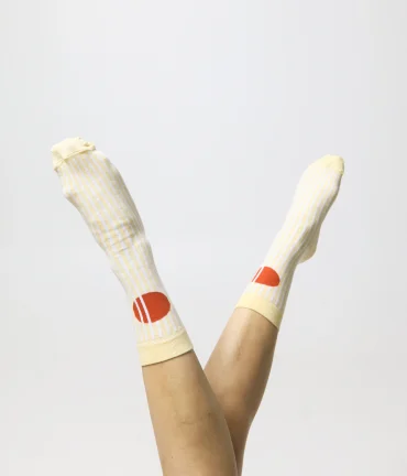 Dzeltenas, svītrainas dizaina zeķes Tveice