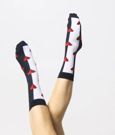 Latvijā radīta dizaina zeķes Pustumsa ar sirsniņām